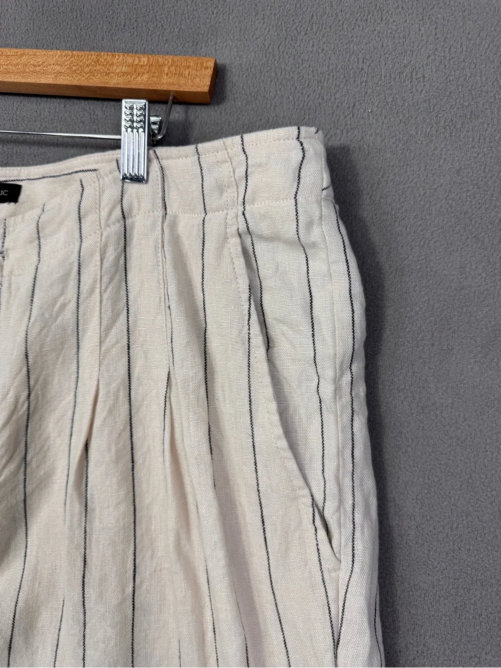 Banana Republic Cream w/ Navy Pinstripe 100% Linen Pleated Trouser Pants, 18